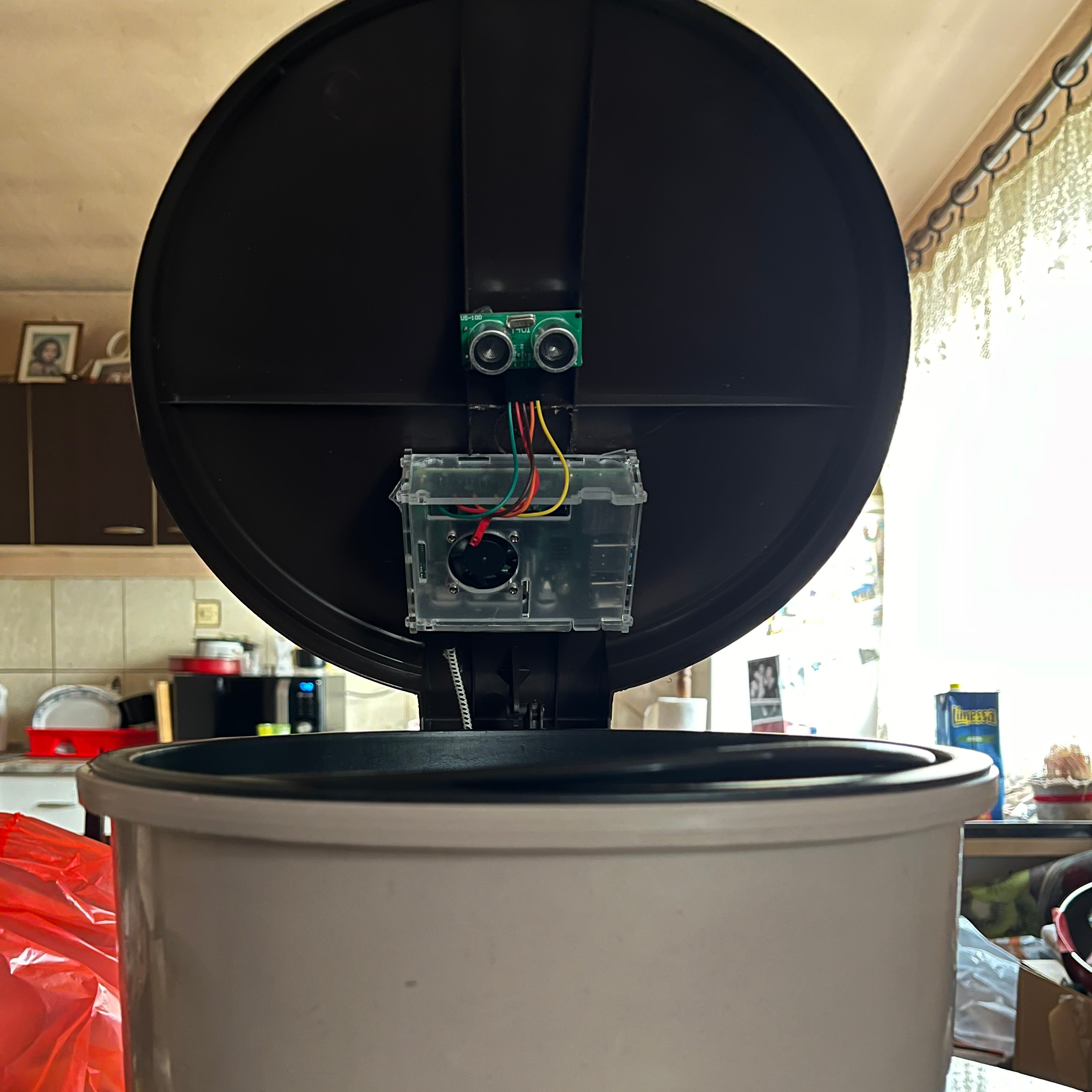 Bin with connected sensor